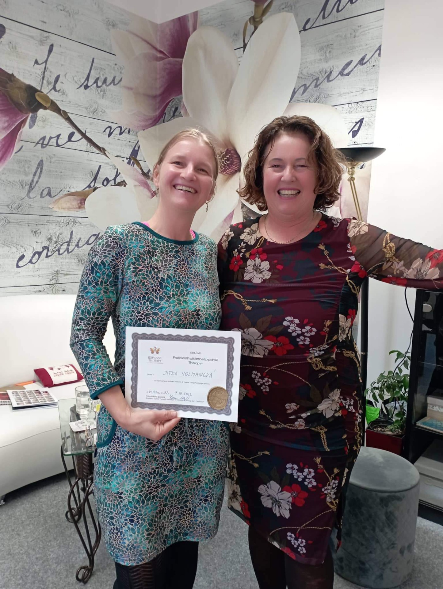 A máme první absolventku kurzu Expanse Therapy - Jitka Holmanová přijela do Kostelce nad Orlicí na tento dvoudenní kurz z Jičína. Velká gratulace k získání titulu Certifikovaná praktička Expanse Therapy a mnoho šťastných klientů!!